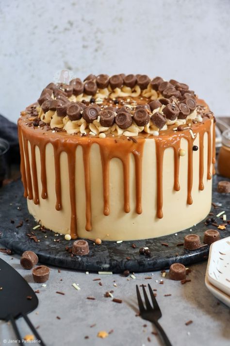 Salted Caramel Drip Cake! Carmello Birthday Cake, Salted Caramel Celebration Cake, Vanilla And Caramel Cake, Caramel Cake Decoration, Types Of Cake Flavors, Caramel Nougat, Nougat Cake, Caramel Drip Cake, Caramel Mud Cake