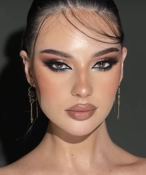 Makeup Looks Maroon, Prom Makeup Navy Blue, Night Makeup Brown Eyes, Fall Makeup 2023, Graduation Eye Makeup, Arab Makeup Looks, Makeup Looks For Graduation, Colorful Glam Makeup, Dark Blue Makeup Looks