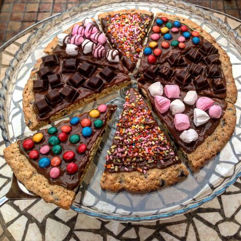 Candy Pizza, Pizza Cookie, Easy Coffee Recipes, Cookie Pizza, Junk Food Snacks, Pretty Dessert, Yummy Comfort Food, Sweet Snacks Recipes, Food Drinks Dessert