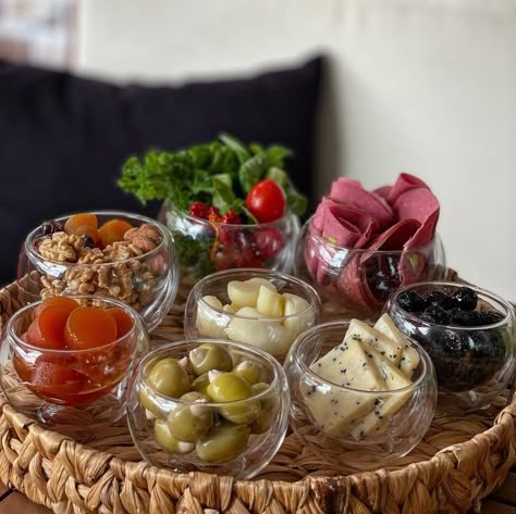 Small Platter Ideas, Breakfast Presentation, Party Food Buffet, Catering Ideas Food, Party Food Platters, Food Displays, Buffet Food, Party Food Appetizers, Food Platters