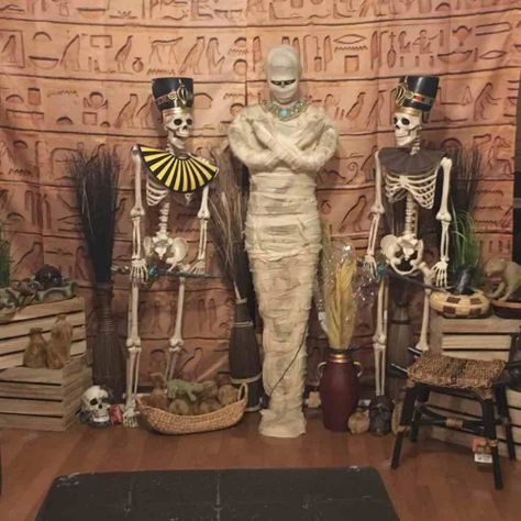 Egyptian scene: ideas and links | Page 3 | Halloween Forum The Mummy Party Ideas, Egyptian Haunted House, Egyptian Trunk Or Treat Ideas, Mummy Theme Decorations, Egyptian Halloween Party, Egyptian Trunk Or Treat, Egyptian Party Ideas, Halloween Egyptian, Mummy Halloween Decorations