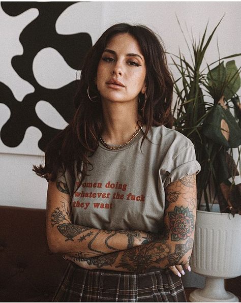 Tattooed Woman Aesthetic Outfit, Tattooed Brunette Woman, Boho Lesbian Style, Corporate Women With Tattoos, Tatted Women Outfits, Tattoo Artist Fashion, Tatted Mom Aesthetic, Tattooed Business Woman, Tattoo Outfit Style