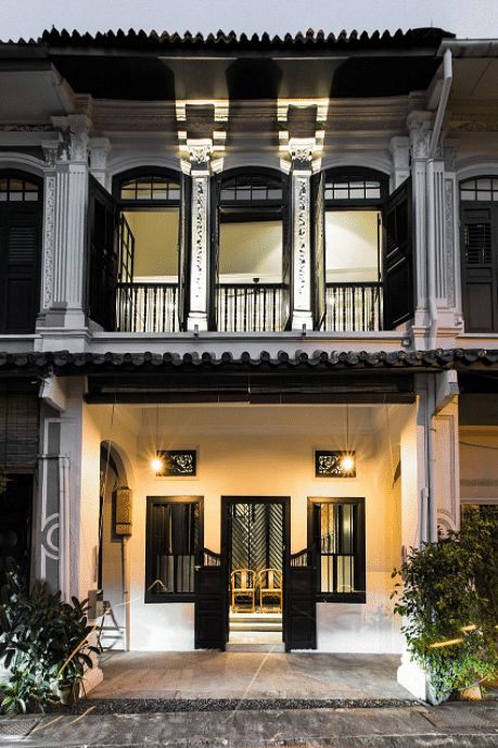 House Tour: An elegantly restored colonial shophouse with surprisingly modern interiors by Pencil Office - Home & Decor Singapore Peranakan House, Malay Culture, Indochine Style, Home Styling Tips, Banner Web, Shop Sign Design, Casas Coloniales, Interior Display, Shop Window Design