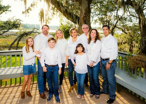 60th Birthday For Mom, Large Family Photography, Birthday For Mom, Family Portrait Outfits, Extended Family Photos, Family Picture Poses, Family Portrait Photography, Extended Family, Photoshoot Outfits