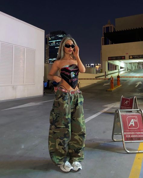 Credits: Instagram (@loren.z0) 🖤 Get some ideas for your casual street style with this collection of trendy Y2K fashion outfits. Elevate your wardrobe with chic cargo pants outfits for women, perfect for achieving that baddie aesthetic. Explore the best of baddie fashion and create stylish looks that will turn heads. Level up your streetwear game now! Look Hip Hop, Pakaian Hipster, 00s Mode, Tomboy Outfits, Tomboy Style Outfits, Looks Street Style, Festival Looks, Swaggy Outfits, Streetwear Fashion Women