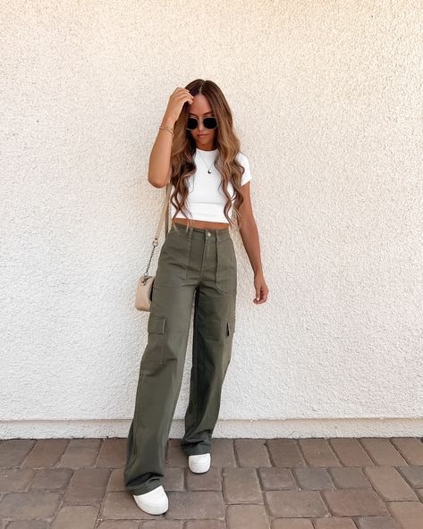 Neutral Airport Outfits That Are Cozy and Effortlessly Chic — Neutrally Nicole Women Baggy Pants Outfit, Cute Green Pants Outfit, Cargo Pants Mom Outfit, Women’s Pants Outfit, Mom Cargo Pants Outfit, Spring Cargo Pants Outfit, Bachata Outfit Casual, High Waisted Cargo Pants Outfit, Woman Cargo Pants Outfit