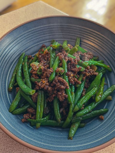 Do you have a pound of ground beef and don't know what to do with it? While, grab some green beans out of the freezer and throw this ground beef and green bean stir-fry together for a quick, cheap and delicious dinner. Ground Beef And Green Beans, Beef With Green Beans, Ground Beef Green Beans, Beef And Green Beans, Beef Green Beans, Chinese Green Beans, Ground Beef Stir Fry, Boiled Dinner, Ginger Green Beans