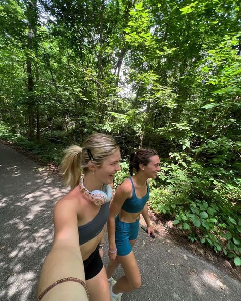 Walks With Friends, Active Aesthetic, Running Fits, Running Inspo, Ellie Thumann, Running Aesthetic, Running Friends, Running Photos, Running Outfits