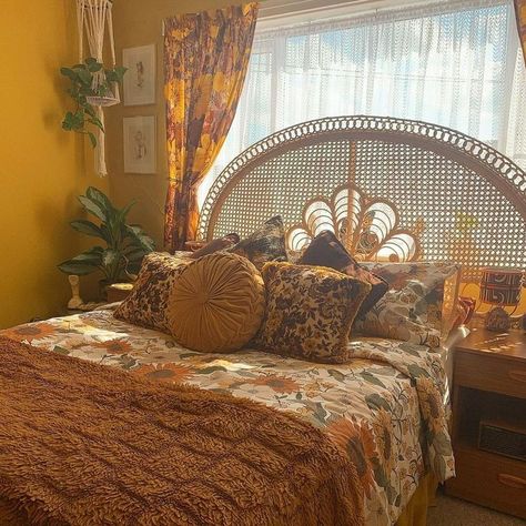 Floor Bed Decor Ideas, Bedroom Storage Solutions, Bed Decorating Ideas, No Bed, 70s Interior, Style Bedding, 70s Home, 70s Home Decor, Deco Retro