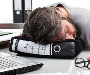 The office nap pillow is one binder you'll never forget to pack in your briefcase or backpack. Just a few minutes a day with your head submerged within the... Creative Pillows, Funny Pillows, Office Gadgets, Nap Pillow, Power Nap, Best Pillow, Gifts For Office, Cool Stuff, Cool Gadgets