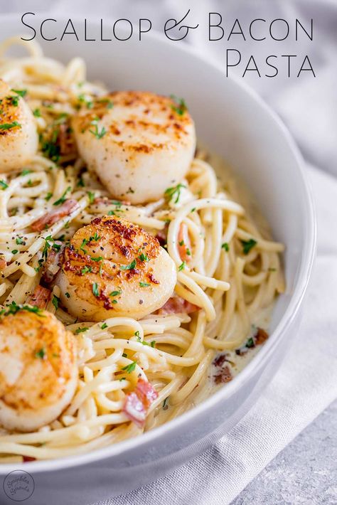 For a delicious, elegant & easy dinner, try this Seared Scallop Pasta with Creamy Bacon Sauce. It hits all the comfort food boxes, but this uses seafood, turning your midweek meal into a dish you can serve when entertaining. Everyone loves pasta noodles and everyone loves carbonara, so this scallop pasta a sure winner - we all need recipes like that. The sauce is made with white wine and heavy cream and the scallops are pan seared and finished in butter (use large scallops or bay scallops) Bacon Scallop Pasta, Scallop Recipes Pasta, Shrimp And Scallop Recipes, Scallop Pasta, Bay Scallops, Bacon Sauce, Baked Scallops, Pasta Seafood, Butter Pasta