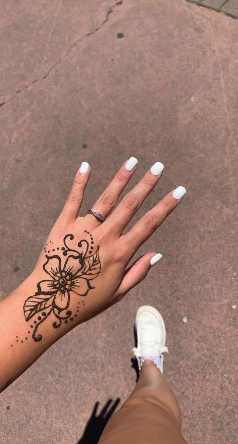 Small Henna Designs Flower, Hannah Designs Hands Easy, Small Flower Henna Designs, Henna Hand Flower, Hannah Tattoo Design, Hana Ideas, Hena Design Hand Flowers, Hand Drawings On Hand, Easy Hand Henna