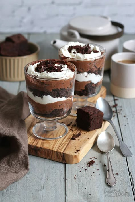 Mini Brownie Chocolate Mousse Trifles | Bake to the roots Brownie Chocolate Mousse, Mini Trifle, Brownie Trifle, Mini Dessert Cups, Mini Brownies, Brownie Cups, Keto Bagels, Chocolate Trifle, Fluff Desserts