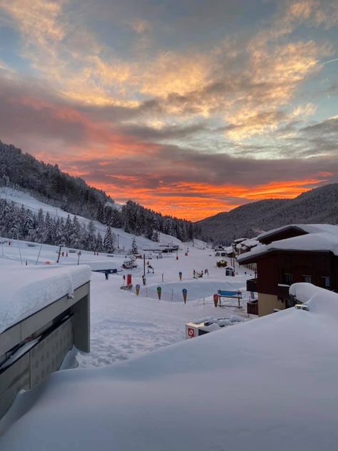 Coucher de soleil hivernal sur la station 🌄 Photo Ski, Skiing Aesthetic, Code Roblox, Visual Board, Aesthetic Nature, Winter Time, Beach Sunset, Poland, Persona