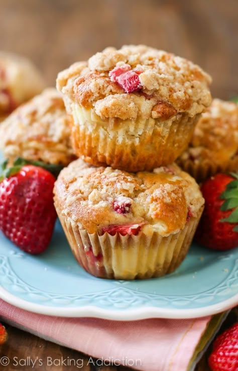 Strawberry Cheesecake Muffins, Strawberry Muffin Recipes, Yummy Cheesecake, Cheesecake Muffins, Streusel Muffins, Muffin Streusel, Strawberry Muffins, Strawberry Cream Cheese, Banana Bread Recipe