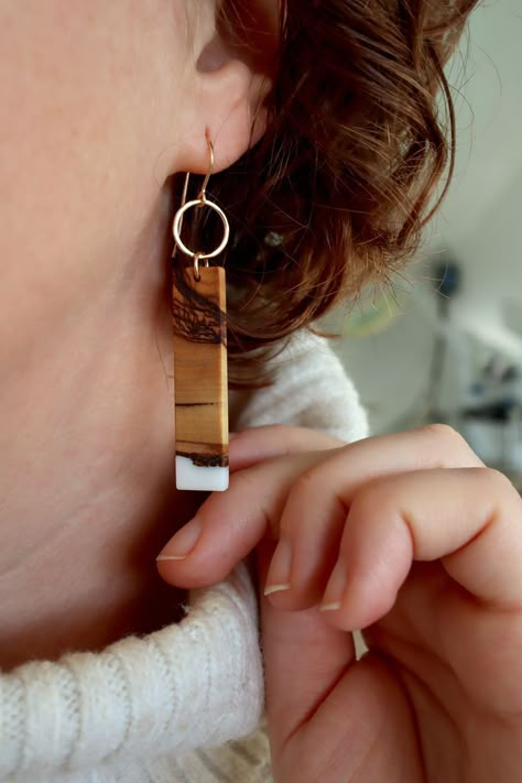 long wood rectangle earrings on ear with white sweater Wood And Gold Jewelry, Wood And Stone Jewelry, Wood And Metal Jewelry, Resin Wood Earrings, Resin Wood Jewelry, Wood And Silver Jewelry, Wooden Jewelry Handmade, Wood Earrings Diy, Resin And Wood Earrings