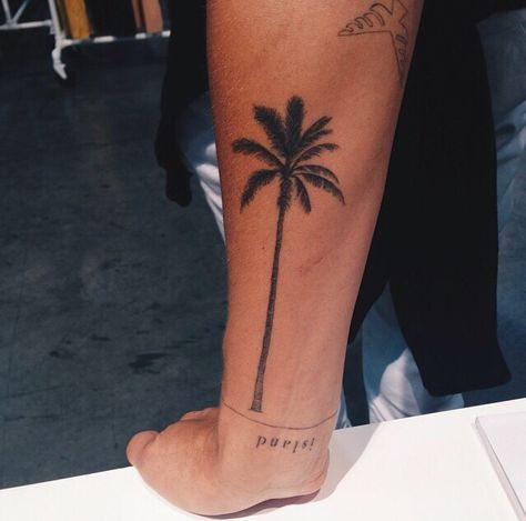 Hanna Tattoo, Tattoos Masculinas, Beachy Tattoos, Palm Tattoos, Muster Tattoos, Palm Tree Tattoo, Tree Tattoo, Forearm Tattoos, Skin Art