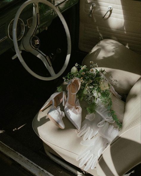 Wedding Photos With Cars Picture Ideas, Wedding Cars Vintage, Vintage Cars Wedding, White Vintage Car Wedding, Porsche Wedding, Wedding Car Aesthetic, Wedding Photos With Old Car, Vintage Car Bridal Photos, Vintage Bride Aesthetic