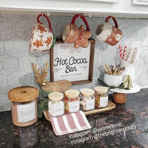 Hot Cocoa Bar Home Decor, Hot Cocoa Bar On Kitchen Counter, Hot Chocolate Station Kitchen, Chocolate Station Bar Ideas, Christmas Hot Chocolate Station Kitchen, Autumn Hot Chocolate Station, Coffe Bar Christmas Decoration, Hot Cocoa Corner, Hot Chocolate Bar Home Decor