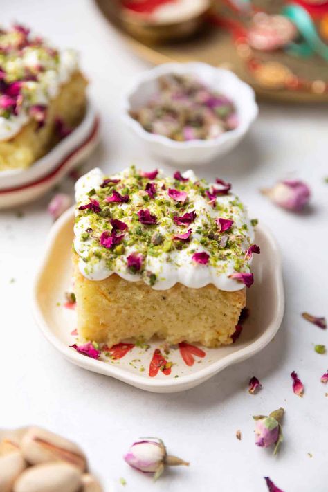 This rasmalai cake brings the best of both worlds - tres leches cake & rasmalai into a soft, spongy, absolutely delicious dessert! Rasmalai Tres Leches, Yummy Baking Recipes, Retreat Recipes, Rasmalai Cake, Recipes For Vegetarians, Homemade Churros, Leches Cake, Warm Cake, Diwali Party