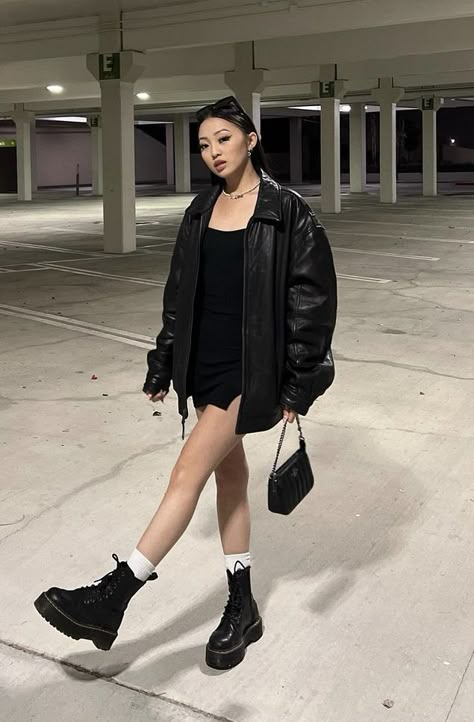 Cute Club Outfits Winter, Mini Dress With Flannel, Black Outfits For Concerts, Concert Outfit Aesthetic Winter, Concert Outfit Ideas With Boots, Cool Concert Outfits Winter, Black Dress And Docs, Shiny Doc Martens Outfit, Outfit Dr Martens Mujer