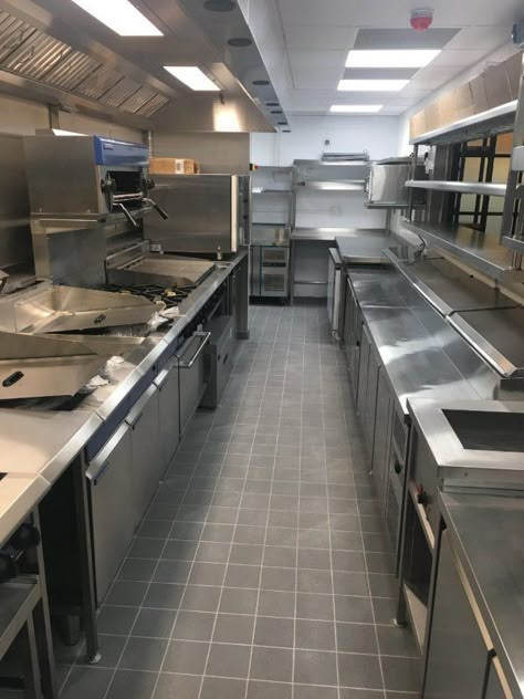 the bear hulu Stainless Steel Commercial Kitchen, Commercial Kitchens Restaurant, Small Restaurant Kitchen Layout, Small Commercial Kitchen Design, Small Restaurant Kitchen, Commercial Kitchen Layout, Small Commercial Kitchen, Chefs Kitchen Design, Food Truck Interior