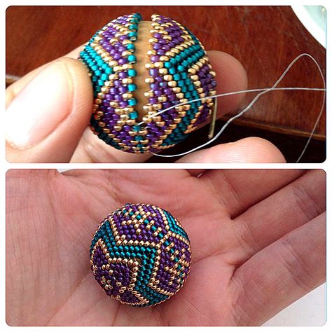 Seed Bead Tutorials, Beaded Ball, Beaded Beads, Beading Techniques, Beaded Christmas Ornaments, Seed Bead Tutorial, Beaded Crafts, Beading Projects, Beaded Jewelry Patterns