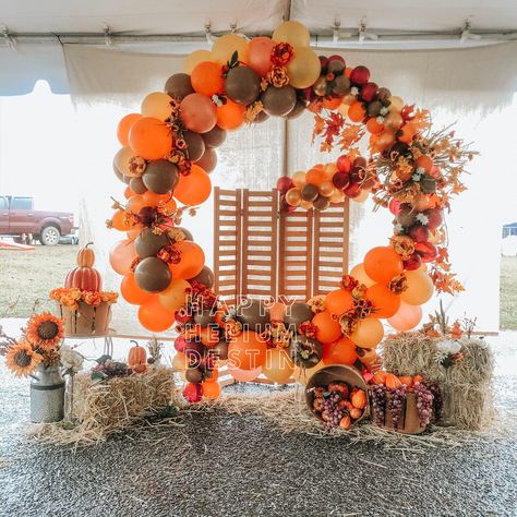 Fall Round Balloon Arch, Harvest Fest Photo Booth, Fall Festival Booth Ideas, Balloon Photo Frame, Fall Festival Booth, Balloon Photo Booth, Church Harvest Festival, Fall Gender Reveal Party, Fall Photo Booth