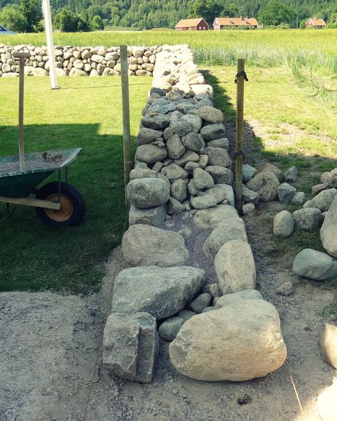 07`13 Stenmur, sten staket, gärdsgårdsmur / Dry Stone Wall, Stone fence Diy Stone Fence, Stone Wall Garden, Rock Fence, Building A Stone Wall, Stone Walls Garden, Stone Fence, Stone Landscaping, Stone Retaining Wall, Building Stone