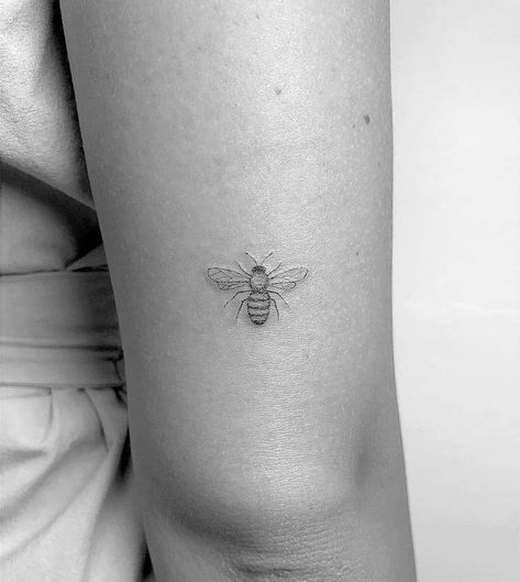 Geometric Pattern Tattoo, Mysterious Tattoo, Tattoo On The Back, Honey Bee Tattoo, Bee Tattoos, Bumble Bee Tattoo, Muster Tattoos, Small Tattoos Simple, Tattoos Geometric