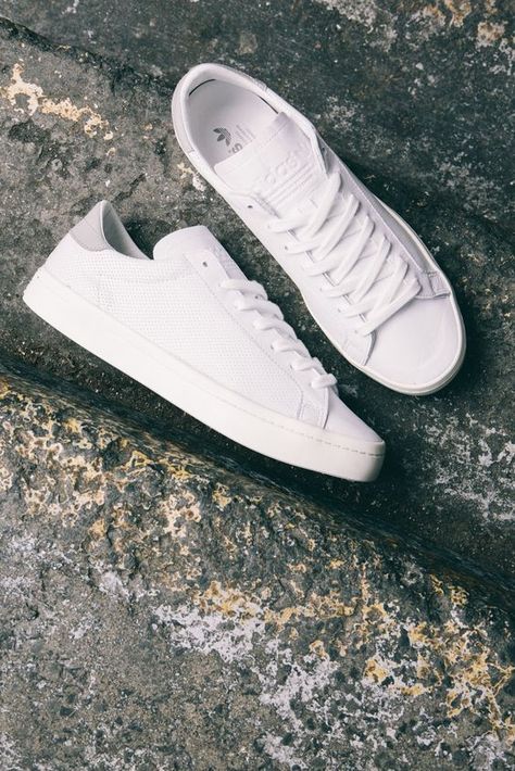 3 best ways to style white sneaker Adidas White Sneakers, Rod Laver, Men Adidas, Sneaker Trend, White Sneakers Men, White Tennis Shoes, Trainers Shoes, Mens Fashion Blog, Sneakers Women