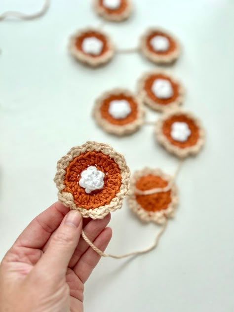 Pumpkin Pie Crochet Garland, Crochet Noodles Free Pattern, Crochet Thanksgiving Garland, Thanksgiving Crochet Garland, Pumpkin Pie Crochet Pattern, Crochet Pumpkin Pie Free Pattern, Crochet Thanksgiving Appliques, Cute Halloween Crochet Patterns, Crochet Pumpkin Garland Free Pattern