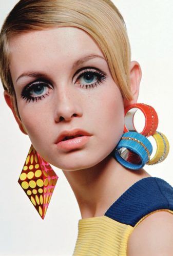 1960s jewelry trends: Fashion model Twiggy wearing a selection of plastic jewelry designs in 1967. #Jewelrytrends Twiggy Hair, Twiggy Lawson, 1960s Makeup, Twiggy Makeup, Popular Jewelry Trends, Twiggy Fashion, 70s Glamour, 60s Makeup, 70s Makeup