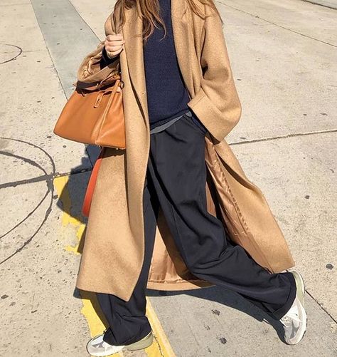 Oversized Camel Coat, Winter Pant, Camel Coat Outfit, Street Style Fall Outfits, Coat Street Style, Style Casual Chic, Sneakers Looks, Coat Outfit, Instagram Style