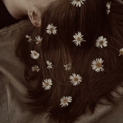 Brown Hair Aesthetic Faceless, Hair Aesthetic Faceless, Brown Vibe, Brown Hair Aesthetic, Faceless Aesthetic, Wilted Flowers, Brown Image, Emily Browning, Looking For Alaska