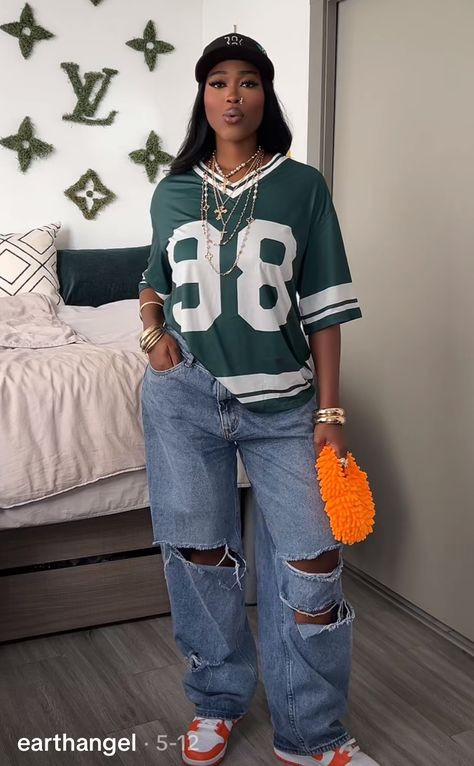 Foot Ball Game Outfit For Women Fall, Baggy Jeans And Jersey Outfit, Von Dutch Outfit Black Women, Oversized Basketball Jersey Outfit Women, Hockey Jersey Outfit Black Woman, Jersey And Jeans Outfit, Sports Game Outfits For Women, Football Game Outfit Black Women, Nba Basketball Game Outfit Women