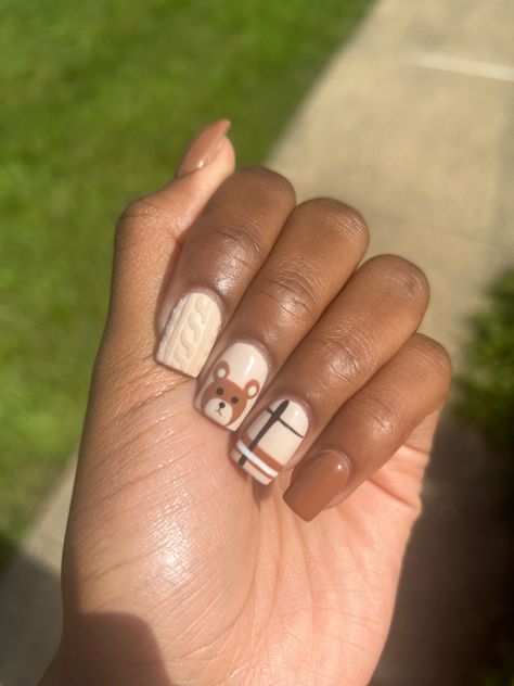 Perfect for fall 🍁 Short Nails Gel Fall, Short Coffin Acrylic Nails Fall, Halloween Easy Nails Ideas, Short Thanks Giving Nails, Nails Acrylic Thanksgiving Colors, Fall Color Short Nails, Kid Thanksgiving Nails, Cute Nails For November, Short Nails For Thanksgiving