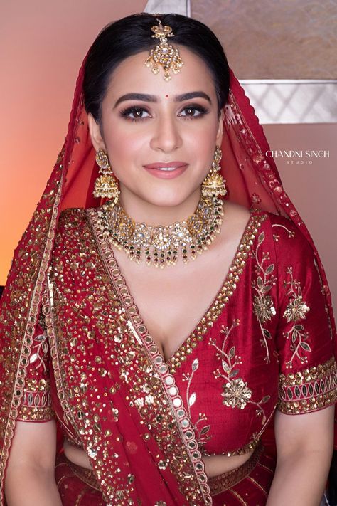 Minimal Indian bride : Makeup by Chandni Singh Minimalist Bride Makeup, Natural Bridal Makeup Indian, Bridal Reception Look, Indian Bridal Makeup Natural, Simple Bridal Makeup, Bride Makeup Natural, Wedding Matching Outfits, Adhuri Kahani, Latest Bridal Makeup