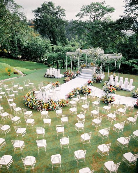 Garden wedding theme beautiful Pelamin Garden, Nikah Outdoor, Melayu Wedding, Garden Wedding Theme, Pelamin Nikah, Nikah Decor, Javanese Wedding, Outdoor Garden Wedding, Garden Theme Wedding