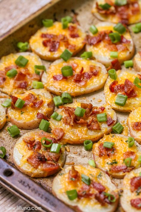 Loaded Baked Potato Rounds - a simple, quick and delicious side dish or appetizer full of cheeses and bacon! We love to dip ours in sour cream - YUM! Baked Potato Rounds, Potato Rounds, Loaded Baked Potato, Loaded Baked Potatoes, Potato Side Dishes, Snacks Für Party, Potato Dishes, Party Food Appetizers, Veggie Dishes