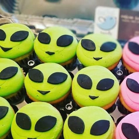 littlebirdsweets on Instagram: "5th birthdays are out of this world!! #littlebirdsweets #customsweets #customcakes #customcupcakes #cupcakes #5thbirthday #alienparty #alienbirthday #aliencupcakes #birthdaycupcakes" Alien Themed Desserts, Alien Smash Cake, Alien Party Ideas Outer Space, Alien Halloween Party Food, Alien Party Snacks, Aliens Birthday Party, Space Birthday Cupcakes, Alien Food Ideas, Alien Desserts