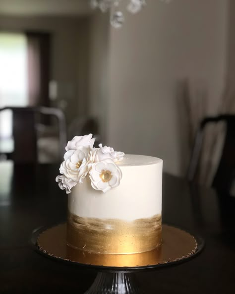 White Cake With Gold Accents, Cakes With Gold Accents, 50th Anniversary Cakes Simple, Rose Gold Birthday Cakes, Gold Cake Aesthetic, Torte Gold, White And Gold Cakes, Gold Theme Cake, White And Gold Cake