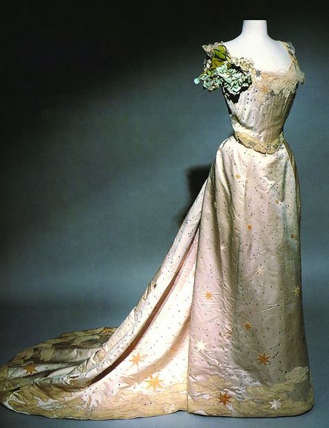 Jean-Philippe Worth, Paris, Evening gown c.1895 House Of Worth Gowns, 1905 Dress, Worth Gowns, Paris Evening, Charles Frederick Worth, House Of Worth, 1890s Fashion, Jean Philippe, Fashion Through The Ages