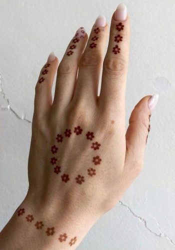 20 Henna Tattoo Designs Simple Yet Stunning for 2024 - Discover Easy Elegance Pen Designs On Hand, Small Henna Designs Fingers, Minimalist Henna Design Simple, Henna Simple Designs Easy, Simple Henna Designs Hand Back, Easy Beginner Henna Designs, Line Mehndi Designs, Cute Henna Designs Easy Hand, Cute Henna Tattoos Easy