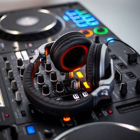 Dj Mixer Wallpaper Hd, Dj Mixer Logo, Dj Mixer Wallpaper, Dj Female, Dj Pics, Electro House Music, Music Creative, Female Dj, Mixer Dj