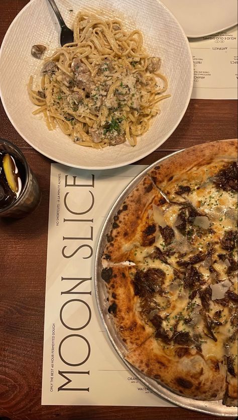 Eating Italian pizza and pasta in Dubai Dubai Restaurant Luxury, Restaurants Dubai, Fancy Restaurant Aesthetic, Travel Baddie, Dubai Dinner, Dubai Restaurant, Luxurious City, Restaurant In Dubai, Restaurants In Dubai