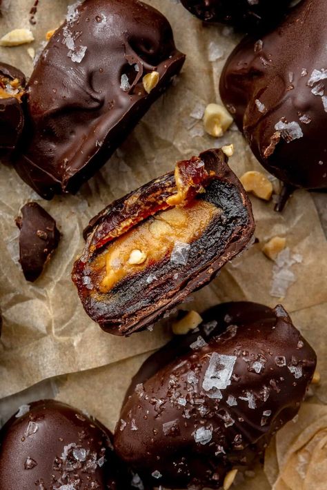 5-Ingredient Date Snickers - Rachael's Good Eats Date Snickers, Desserts With Dates, Date Recipes Healthy, Nursing Carts, Snickers Bars Recipe, Preworkout Snack, Snickers Bar, Meatless Main Dishes, Best Sweets