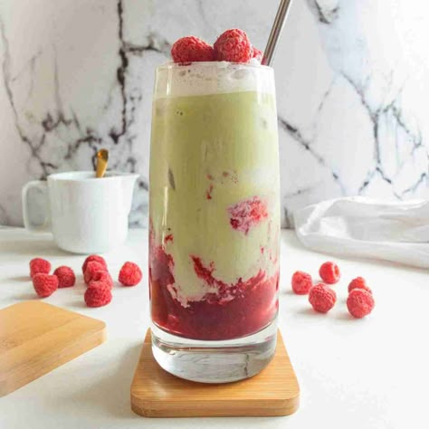 Raspberry Vanilla Iced Matcha Latte - The Best Flavour Combo Raspberry Latte, Easy Cashew Chicken Recipe, Easy Cashew Chicken, Matcha Drink Recipes, Raspberry Puree, Cashew Chicken Recipe, Rainbow Bar, Moon Milk, Iced Drinks Recipes