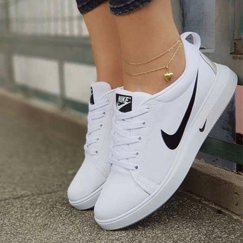 Shoes With Leggings, Dress Shoes For Men, Tennis Shoes Outfit, Mens Tennis Shoes, Prince Eric, Legging Outfits, White Nike, Nike Shoes Women, Carrie Bradshaw