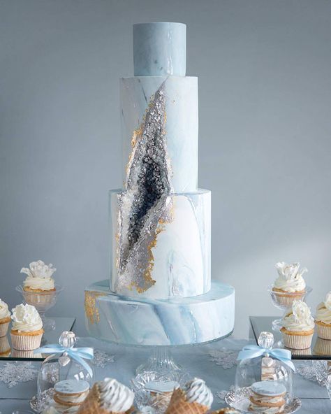 20 Geode & Crystal Wedding Cakes | SouthBound Bride | Credit: Amsis Photography/Rainbow Chan Weddings & Events/Sweet Regards Cakes Crystal Cakes, Geode Cakes, Marble Cakes, Geode Cake Wedding, Geode Wedding, Geode Cake, Wedding Cake Alternatives, Crystal Cake, Wedding Cakes Blue